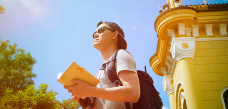student zoekende in een Spaanse stad