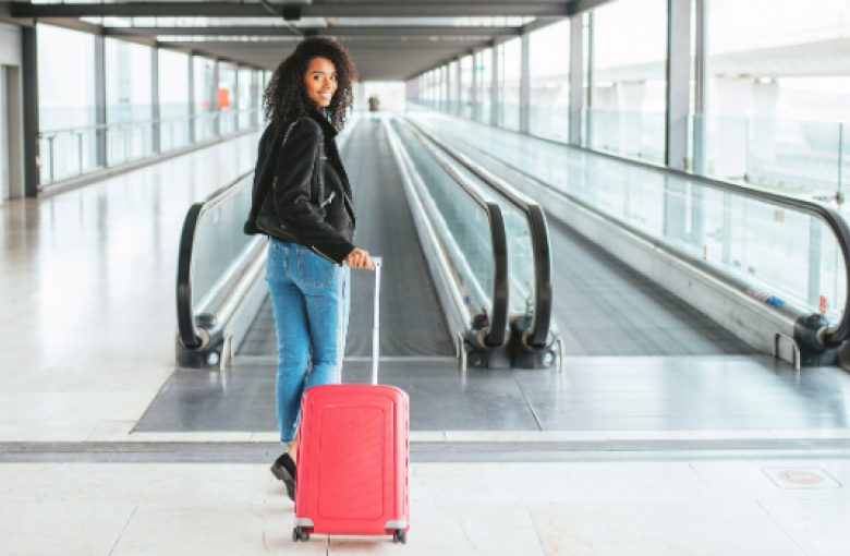 vrouw met bagage die vertrekt op de luchthaven
